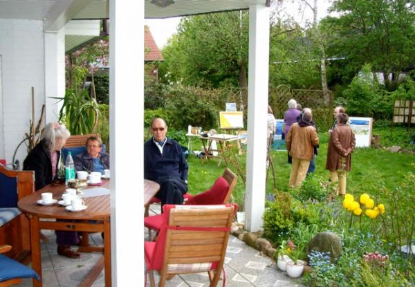 Besucher im Garten der Galerie